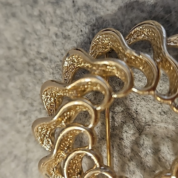 SARA COVENTRY Vintage Goldtone 1 7/8"Dia. Brooch - Picture 2 of 6